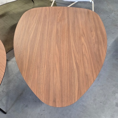 Zestaw Organicznych Stolików Kawowych PIATTO (Set 2 szt.) – Blat HPL Primo Laminato Walnut (Optyka Drewna Orzechowego)