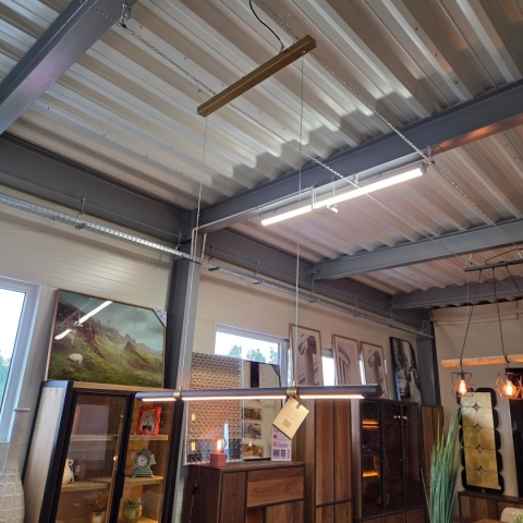 Designerska Podłużna Lampa Wisząca SEBASTIAN 120 cm – Ciemne Drewno z Matowym Złotem – Zintegrowane Oświetlenie LED z Pilotem