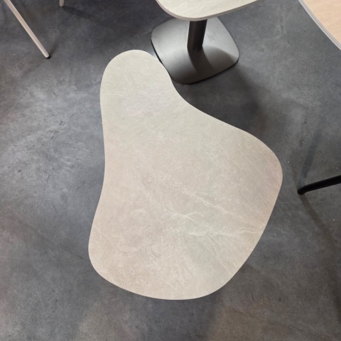Designerski Organiczny Stolik Kawowy AMALFI 75 x 57 cm – Jasny Blat Ceramiczny ze Zintegrowanym Podkładem Stabilizującym