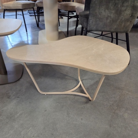 Designerski Organiczny Stolik Kawowy AMALFI 75 x 57 cm – Jasny Blat Ceramiczny ze Zintegrowanym Podkładem Stabilizującym