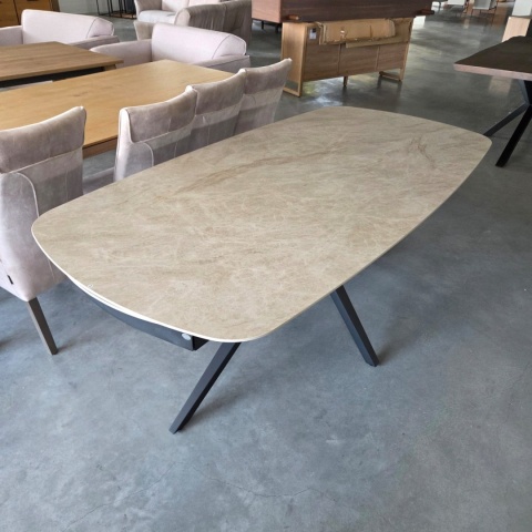 [od ręki, defekt] Rozkładany Stół Ceramiczny LATTINA 200-300 cm – Ceramic Marble Creme (Efekt Marmuru) – Czarne Metalowe Nogi