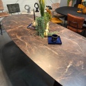 [od ręki] Owalny stół jadalniany Caletta 240 x 105 cm - Marble Brown HPL, nogi Trenton