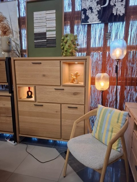 Wysoka Komoda / Kredens NYSTEAD 125 cm - Naturalny Fornir Dębowy z Podświetleniem LED