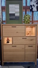 Wysoka Komoda / Kredens NYSTEAD 125 cm - Naturalny Fornir Dębowy z Podświetleniem LED
