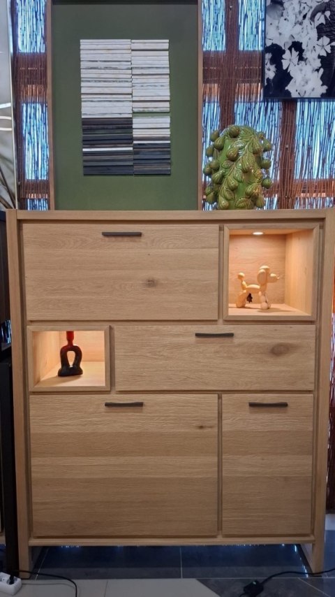 Wysoka Komoda / Kredens NYSTEAD 125 cm - Naturalny Fornir Dębowy z Podświetleniem LED