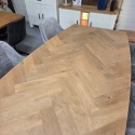 [od ręki] Owalny Stół Jadalniany METALUXE 240 x 110 cm - Blat z Forniru Dębowego we Wzór Jodełki - Noga Centralna