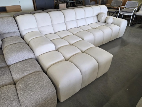 Narożnik w kształcie litery L BOCCA LOUNGE (265 x 162 cm, lewy) – kremowy welur (Velvet Cream), pikowany