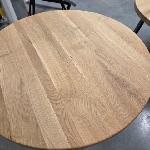 Stolik kawowy OAKLINE (Średnica 90 cm) – lity dąb 4 cm, podstawa czarny pająk (Spider)