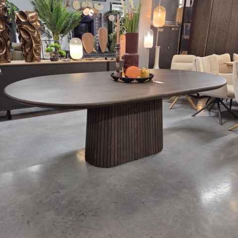 [od ręki] Stół jadalniany z litego dębu RAVELLO 210 x 120 cm – kolor Basalt, powłoka Platinumlak | Henders& Hazel