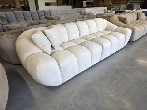 Sofa 4-osobowa MIRA LOUNGE (265 cm) – welur Opera Cream, łagodny profil