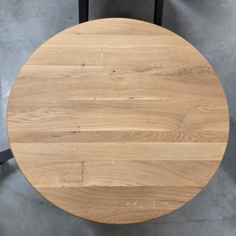 Stolik kawowy OAKLINE (Średnica 90 cm) – lity dąb 4 cm, podstawa czarny pająk symetryczny (Spider Central)
