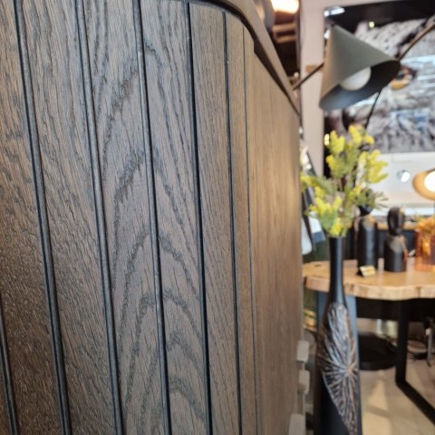 [od ręki] Komoda wysoka / Highboard 125 cm HENDERS & HAZEL RAVELLO - fornir dębowy, kolor Basalt, zintegrowane lamele