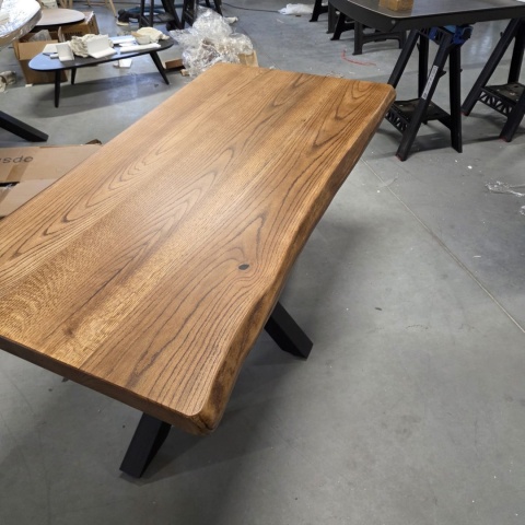 [PRZYKŁADY REALIZACJI] Stół dębowy MASIV – 160 x 80 cm, lity dąb 5 cm, kolor c3, czarne nogi metalowe