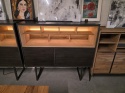 [od ręki] Wysoka komoda dębowa z oświetleniem LED MONIZ (140 cm) – Tramwood / Carbon, dwustronne szuflady