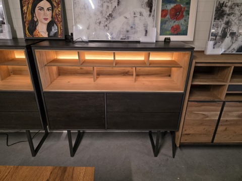 [od ręki] Wysoka komoda dębowa z oświetleniem LED MONIZ (140 cm) – Tramwood / Carbon, dwustronne szuflady