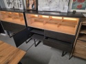 [od ręki] Wysoka komoda dębowa z oświetleniem LED MONIZ (140 cm) – Tramwood / Carbon, dwustronne szuflady