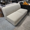 [od ręki] Sofa dwuosobowa XOOON MERANO (165 cm) – obła konstrukcja, tkanina bouclé Luton Cream