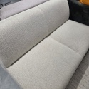 [od ręki] Sofa dwuosobowa XOOON MERANO (165 cm) – obła konstrukcja, tkanina bouclé Luton Cream