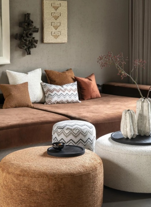 Pufa okrągła COCO MAISON LUSH – trójwymiarowa tkanina 3D, wypełnienie z zimnej pianki, kolor oliwkowy