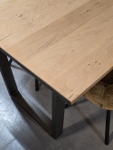 [od ręki] Stół jadalniany prostokątny XOOON FANEUR 230 × 100 cm – fornir dębowy naturel, czarna metalowa rama