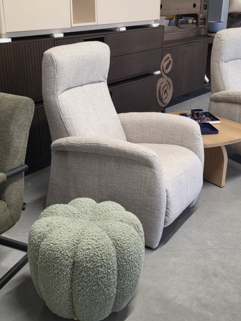 [od ręki]Fotel wypoczynkowy z manualną funkcją relax HENDERS & HAZEL NUVOLA – tkanina Luton (bouclé), kolor Kiezel (Pebble)
