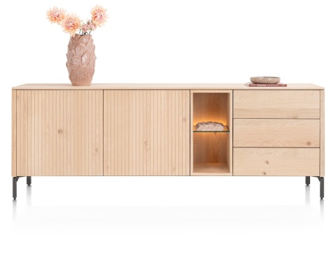 [na zamówienie] Dressoir / komoda wysoka XOOON TRENTON – fornir dębowy, front z lameli i grafitowa podstawa (szerokość 210 cm)