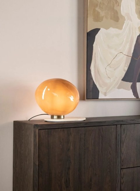 [od ręki] Lampa stołowa COCOmaison ABBY 33 cm - szklana, jasnobrązowa ze złotą podstawą, ściemniana