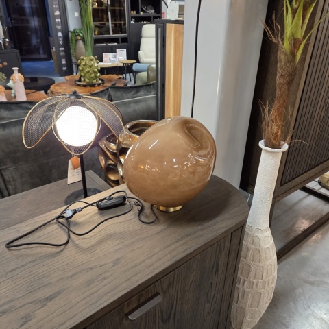 [od ręki] Lampa stołowa COCOmaison ABBY 33 cm - szklana, jasnobrązowa ze złotą podstawą, ściemniana