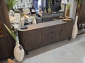 [od ręki] Komoda / Sideboard RAVELLO 220 cm - Fornir Dębowy w Kolorze Bazaltowym, Matowy Lakier Platynowy, Soft-Closing